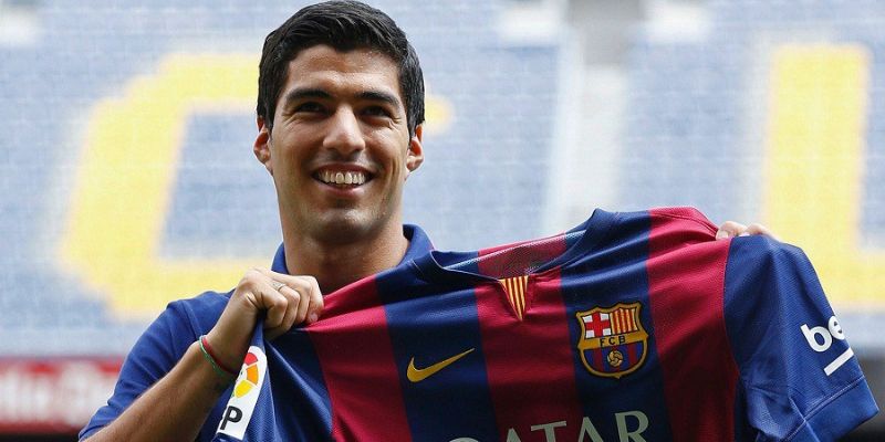 Suarez từng bị phạt chỉ vì ... nhai áo đối thủ