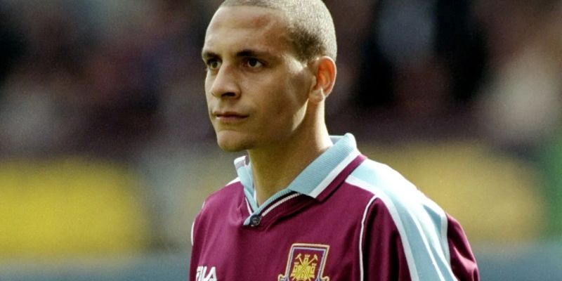 Rio Ferdinand bắt đầu sự nghiệp quần đùi áo số của mình tại West Ham United