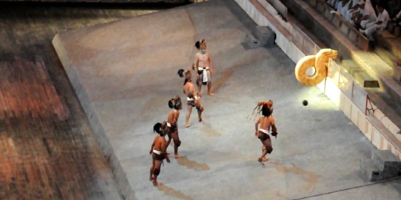 Pok-a-tok là một trò chơi có cách chơi khá giống bóng đá hiện đại nhưng người Maya sử dụng hông để chơi thay vì chân